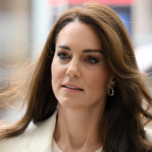 Sa tenue, qui parraissait simple, était pourtant particulièrement luxueuse.
Kate Catherine Middleton, princesse de Galles, lors de la réunion inaugurale de son nouveau groupe de travail sur les affaires de la petite enfance au siège social de NatWest à Londres. Le 21 mars 2023 