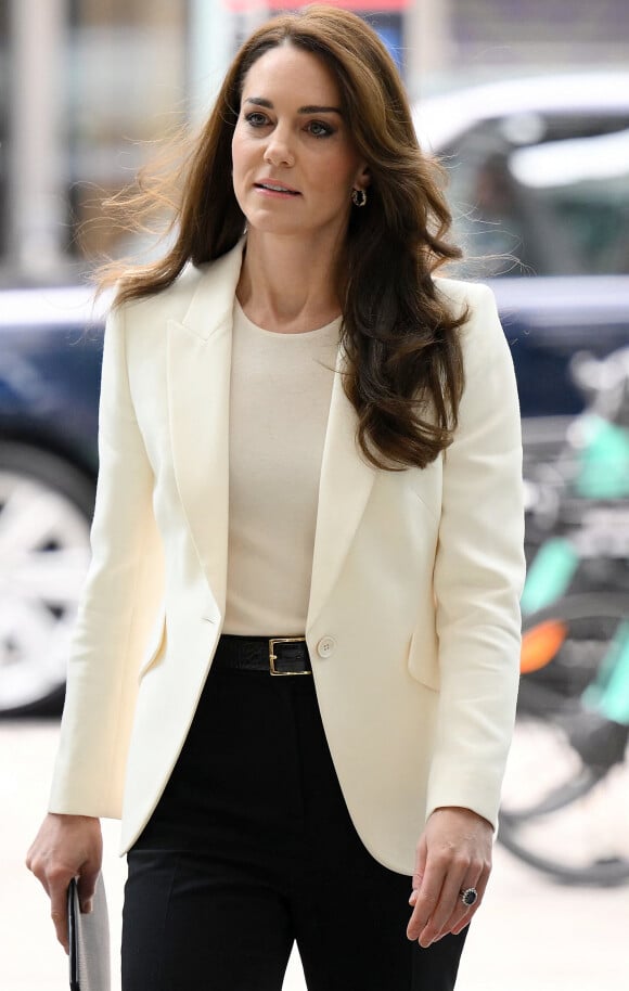 Sa tenue, qui parraissait simple, était pourtant particulièrement luxueuse.
Kate Catherine Middleton, princesse de Galles, lors de la réunion inaugurale de son nouveau groupe de travail sur les affaires de la petite enfance au siège social de NatWest à Londres. Le 21 mars 2023 