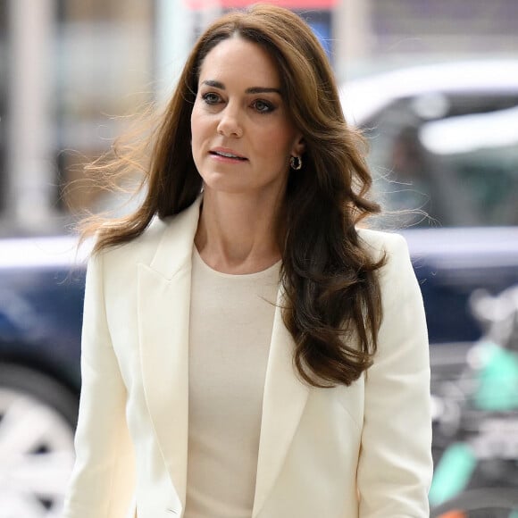 Sa tenue, qui parraissait simple, était pourtant particulièrement luxueuse.
Kate Catherine Middleton, princesse de Galles, lors de la réunion inaugurale de son nouveau groupe de travail sur les affaires de la petite enfance au siège social de NatWest à Londres. Le 21 mars 2023 