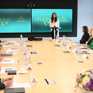 Elle s'est impliquée avec les membres de l'association. 
Kate Catherine Middleton, princesse de Galles, lors de la réunion inaugurale de son nouveau groupe de travail sur les affaires de la petite enfance au siège social de NatWest à Londres. Le 21 mars 2023 