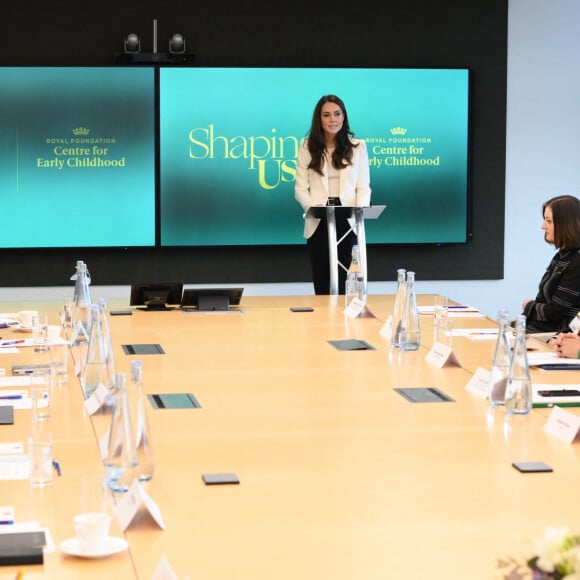 Elle s'est impliquée avec les membres de l'association. 
Kate Catherine Middleton, princesse de Galles, lors de la réunion inaugurale de son nouveau groupe de travail sur les affaires de la petite enfance au siège social de NatWest à Londres. Le 21 mars 2023 