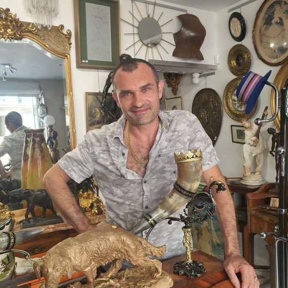 Le brocanteur a voulu essayer une grosse montre en tant que ceinture et...
François Cases Bardina sur Instagram.