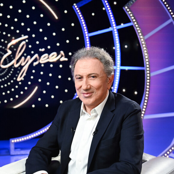 Admis à l'hôpital pour une batterie de tests et examens, l'animateur est absent du petit écran depuis presque deux mois.
Exclusif - Michel Drucker lors de l'enregistrement de l'émission "Il était une fois "Champs-Elysées" au studio Gabriel, diffusée sur France 3 les 21 et 28 Décembre 2022. Paris. Le 5 décembre 2022. © Guillaume Gaffiot / Bestimage