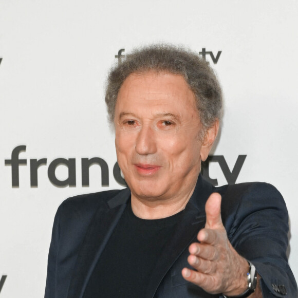 Michel Drucker au photocall pour la conférence de presse de rentrée de France TV à la Grande Halle de la Villette à Paris, France, le 6 juillet 2022. © Coadic Guirec/Bestimage
