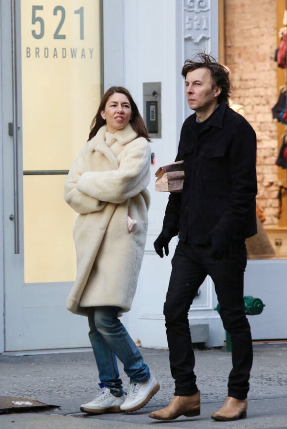 Photo : Exclusif - Sofia Coppola se promène avec son mari Thomas Mars et  leur fille à New York le 19 décembre 2022. - Purepeople
