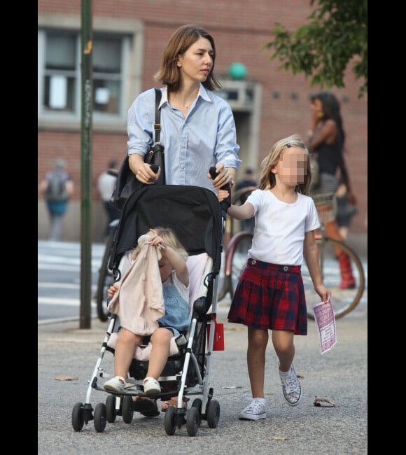 Sofia Copopla, une maman au style toujours parfait, et ses filles Romy, 2 ans, et Cosima, 5 ans et demi, à New York le 7 septembre 2012