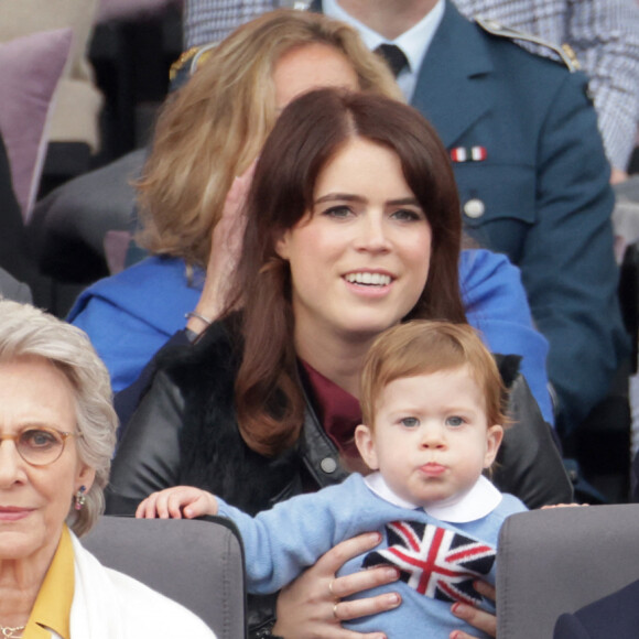 La princesse Eugenie d'York, Jack Brooksbank, August Brooksbank et la duchesse de Gloucester et Ken Olisa - La famille royale d'Angleterre lors de la parade devant le palais de Buckingham, à l'occasion du jubilé de la reine d'Angleterre. Le 5 juin 2022 