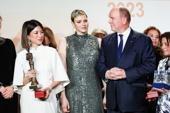 La princesse, vêtue d'une magnifique robe à sequins, a scintillé de mille feux pour remettre, au côté de son mari Albert, l'un des prix attribués
Leanne Robers, la princesse Charlene de Monaco, le prince Albert II de Monaco et Zimi Sawacha lors de la 11ème édition du prix "Monte-Carlo - Femme de l'année", à l'hotel Hermitage à Monaco, le 24 mars 2023. L'idée de ce Prix a été conçue par Cinzia Sgambati-Colman, journaliste, entrepreneur, mère et épouse qui a toujours essayé de maintenir l'équilibre parmi tous ses rôles. Le Prix est un hommage à ces femmes qui, en assumant un ou l'autres de ces rôles, sont parvenues à réaliser quelque chose de spécial qui a marqué leur vie ou celle des autres. Cette année, les lauréates sont Manilla di Gioovanni, pour le Prix Monte-Carlo Femme 2023, Leanne Roberts, pour le Prix Special, et le Pr. Zimi Sawacha, pour le Prix Monte-Carlo Femme de l'Année 2023 qui lui a été remis par la princesse Charlene de Monaco. © Claudia Albuquerque/Bestimage 