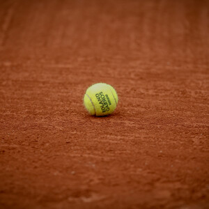 Une star du tennis évoque sa lente descente aux enfers
Une balle Roland Garros 2022 - Premier tour féminin des Internationaux de France de Roland Garros, le 23 mai 2022. © Aurélien Morissard / Panoramic / Bestimage  First round of Roland Garros tennis Open. Paris. May 23rd, 2022.