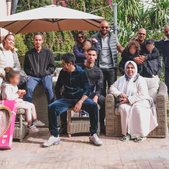 Fatima, la maman de Jamel Debbouze entourée de Jamel et de toute la famille