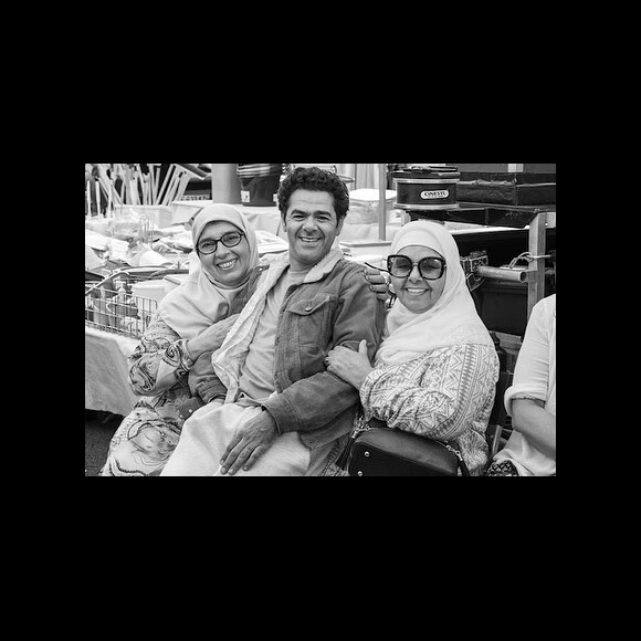 Un établissement créé en hommage à la cuisine de Fatima, la maman de l'humoriste, excellente cuisinière 
Fatima, la maman de Jamel Debbouze avec son fils