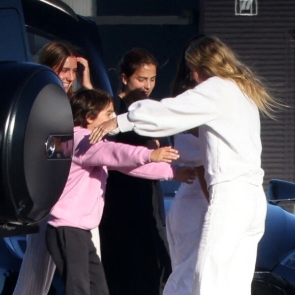 Suite à l'affaire, ses enfants ont témoigné dans une dépositions écrite lu lors du procès.
Gwyneth Paltrow revient de ses vacances dans les Caraïbes avant le Nouvel An, avec son mari, Brad Falchuck, et ses enfants Apple et Moses, à Los Angeles, Californie, Etats-Unis, le 30 décembre 2022.