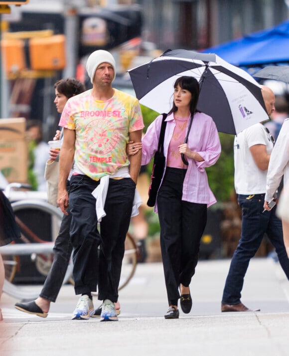 Dakota Johnson et son mari Chris Martin se promènent dans les rues de New York le 7 juin 2022. 