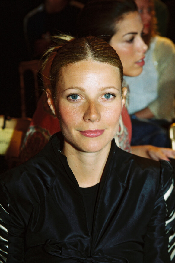 Gwyneth Paltrow en juin 2002 au défilé Valentino.