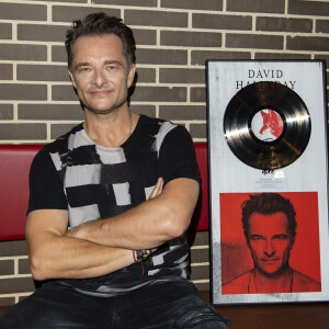 Un garçon qui devient donc de plus en plus fort et il l'élève ne devrait pas tarder à dépasser le maître !
 
David Hallyday reçoit son disque de platine à la seine musicale à Paris le 25 juin 2019. © Pierre Perusseau/Bestimage