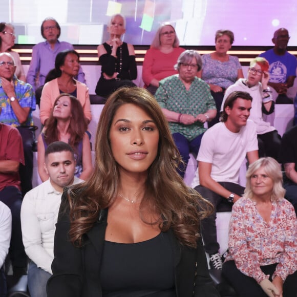 Ayem Nour ne souhaitait pas quitter son poste et dépendre d'un homme
Ayem Nour - Enregistrement de l'émission "TPMP People (Touche Pas à Mon Poste)", présentée par M.Delormeau, et diffusée sur C8 le 10 septembre © Jack Tribeca / Bestimage 