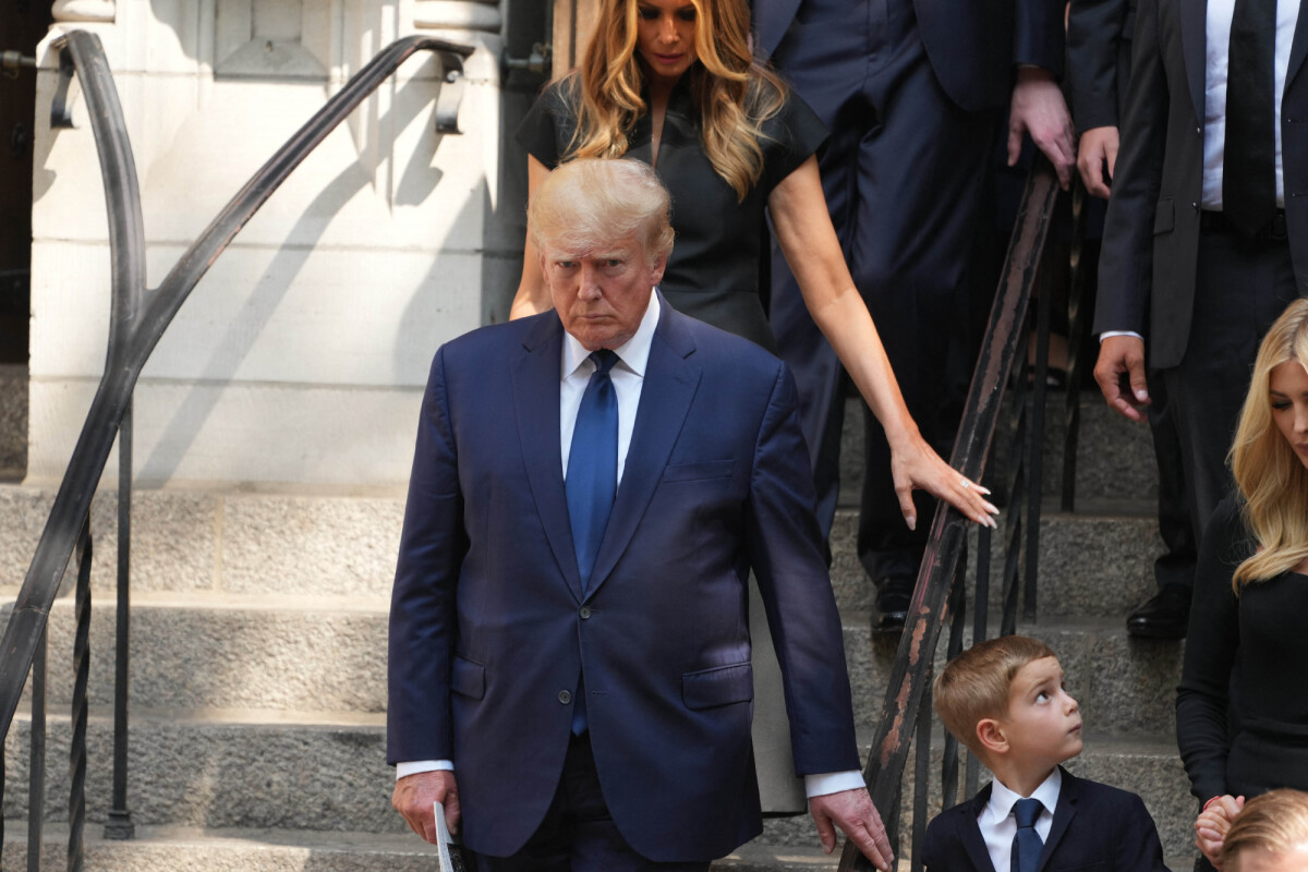 Photo : Inculpé au pénal, Donald Trump va comparaître en justice, une  première pour un président américain Donald Trump - Obsèques de Ivana Trump  en léglise St Vincent Ferrer à New York. -