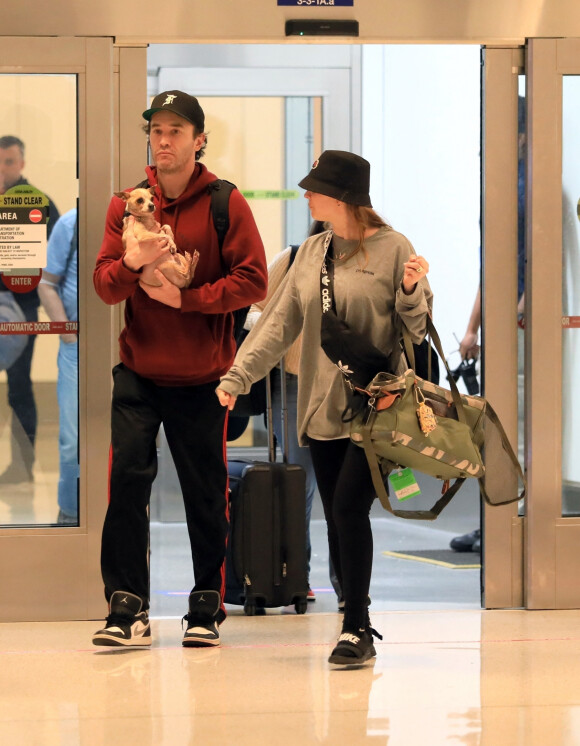 "Je vous présente Matilda Carmine Richie Pelphrey, la nouvelle lumière de nos vies", écrit Kaley Cuoco.
Exclusif - Kaley Cuoco, enceinte, et son fiancé Tom Pelphrey, arrivent à l'aéroport Lax à Los Angeles avec leur chien dans les bras, le 4 novembre 2022.