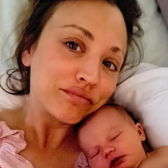 L'occasion de découvrir le visage du bébé, né le 30 mars 2023, mais aussi son prénom.
Kaley Cuoco présente sa fille Matilda Carmine Richie Pelphre sur Instagram. Le 1er avril 2023.