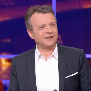 Julia Vignali "balance" une information sur l'un de ses chroniqueurs en direct dans "Télématin" - France 2