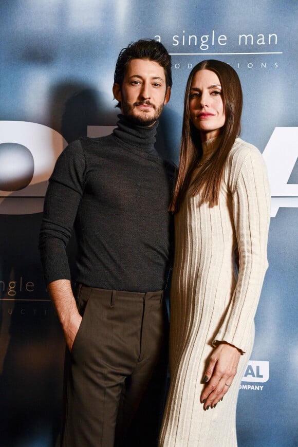 Pierre Niney et sa compagne Natasha Andrews à la première du film "Goliath" au cinéma UGC Normandie à Paris, le 8 mars 2022. © Pierre Perusseau/Bestimage 