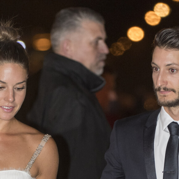 Pierre Niney (Smoking Dior, chaussures Louboutin, Bijoux Montblanc) et sa compagne Natasha Andrews (Robe Dior, chaussures Louboutin, bijoux Cartier) - Arrivées au dîner de la 42ème cérémonie des César au Fouquet's à Paris. Le 24 février 2017 © Pierre Perusseau / Bestimage 