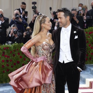 Blake Lively avec son mari Ryan Reynolds - Les célébrités arrivent à la soirée du "MET Gala 2022" à New York, le 2 mai 2022. © Future-Image via Zuma Press/Bestimage 