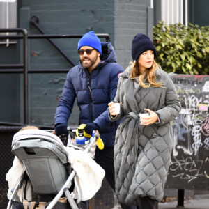 Exclusif - Blake Lively et son mari Ryan Reynolds se promènent avec leur fille Betty dans les rues de New York. Le 30 mars 2022 
