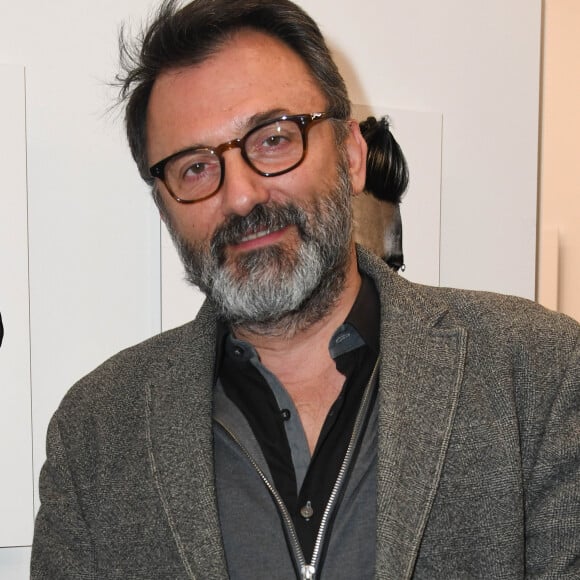 Car dans l'intimité, il souffrait de surmenage.
Frédéric Lopez - Vernissage de l'exposition "Quand le masque tombe" de Stéphane de Bourgies sur le toit de la Grande Arche à Paris, le 12 mars 2019. © Coadic Guirec/Bestimage