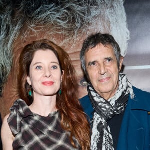 Exclusif - Julien Clerc et sa femme Hélène Grémillon - Photocall - Spectacle symphonique Claude Lelouch "D'un film à l'autre" au Palais des Congrès de Paris le 14 novembre 2022. Pour Fêter ses 85 ans et 60 de carrière, Claude Lelouch a créé un ciné-concert, "Claude Lelouch - D'un film à l'autre", dans lequel la musique de ses films est jouée par l'orchestre philharmonique de Prague, au Palais des Congrès à Paris. Sur le gâteau, son chiffre fétiche : 13 car 85 ans (8+5 = 13). Claude Lelouch associe le 13 à toute sa vie professionnelle : sa société "Les films 13" et son cinéma, le "Club 13. © Moreau / Rindoff / Bestimage 