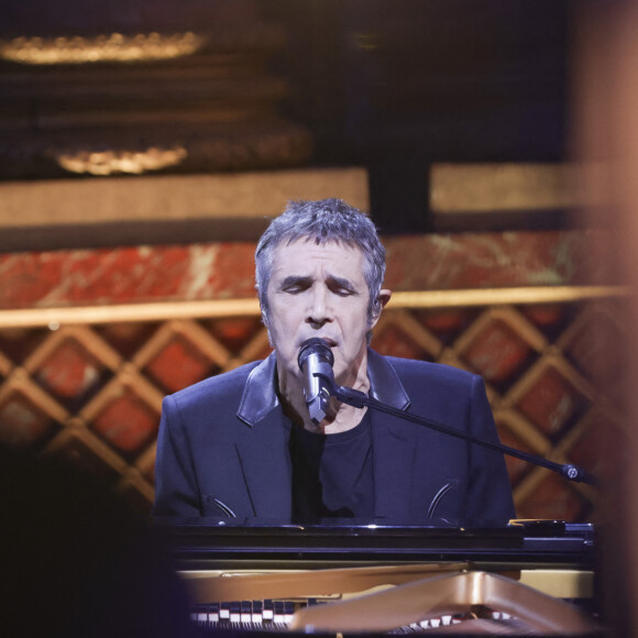 Un film que le chanteur a couru voir au cinéma et qu'il a particulièrement apprécié 
Exclusif - Exclusif - Julien Clerc - Enregistrement de l'émission "Le Grand Echiquier, le printemps à Versailles", présentée par C.Chazal et diffusée le 31 mars sur France 2 © Jack Tribeca / Bestimage Le grand rendez-vous culturel présenté par C.Chazal, nous donne rendez-vous dans ce second Grand Échiquier exceptionnel dédié à Versailles. Une émission événement qui permet de parcourir le château et d'offrir un magnifique écrin aux invités, dans un lieu rempli d'histoire, grâce au dispositif exceptionnel du réalisateur F.Goetghebeur dans l'Opéra royal et la galerie des Glaces, symbole du rayonnement de cette résidence royale. Le grand échiquier est un lieu de rencontre où se mêlent tous les arts et toutes les générations d'artistes. Ce soir, nous visitons ce merveilleux château mais aussi célébrons la nature.Versailles au printemps, c'est l'explosion des sens, et c'est avec des invités exceptionnels que C.Chazal va partager cette soirée. J.Clerc va chanter ses plus belles chansons, dont un très bel hommage à S.Lama, qui sera présent.Nous retrouverons N.Sirkis et son groupe Indochine,B.Biolay qui revient dans son disque sur son enfance à Sète, J.Gayet qui rend hommage aux musiques de films, tout comme le pianiste A.Tharaud, le violoniste R.Capuçon qui célèbre les saisons de Vilvaldi, le chef M.Herzog et la danseuse de l'Opéra de Paris M.Barbeau qui nous fera le plaisir d'improviser pour nous...Mais aussi les meilleurs danseurs de Hip Hop, sans oublier le rappeur Dosseh, la franco-algérienne S.Massi et la jeune Santa du groupe Hyphen Hyphen.Nous écouterons les artistes lyriques M.Spyres, immense ténor qui a triomphé dans Carmen, tout comme la Mezzo-Soprano G.Arquez et l'étonnant B.deSà à la voix de Soprano.Nous accueillerons le producteur et musicien B.Burgalat, qui célèbre les 100 ans de la musique enregistrée dans une très belle exposition, à découvrir...Et c'est le jardinier en chef de Versailles A.Baraton qui nous guidera à travers les bosquets et l'histoire de ce parc unique pendant toute l'émission. Tous nos invités seront accompagnés du Grand Orchestre de l'Opéra Royal de Versailles et son chef V.Jacob. Le temps d'une soirée, Le grand échiquier devient la plus grande salle de spectacles de France. 
