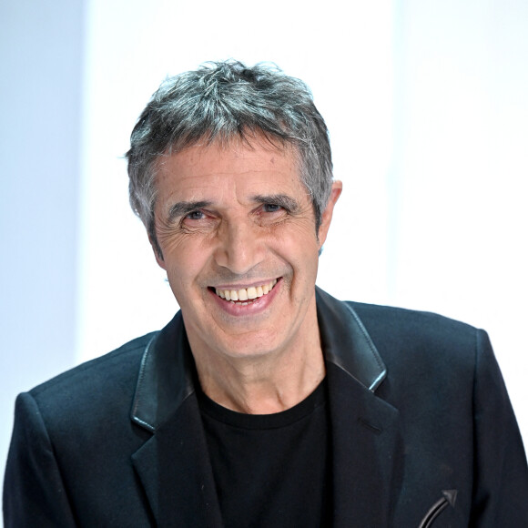Le long-métrage évoque le travail de l'organisation, confrontant victime et bourreau pour tenter de comprendre et pourquoi pas pardonner certains actes
Exclusif - Julien Clerc - Enregistrement de l'émission Vivement dimanche spéciale hommage à Gilbert Bécaud au studio Gabriel, présentée par Michel Drucker et diffusée sur France 2 le 3 avril 2022. © Guillaume Gaffiot / Bestimage
