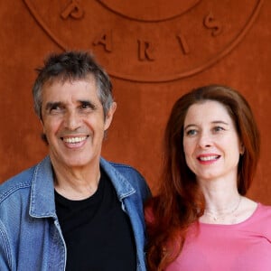 Julien Clerc avec sa femme Hélène Grémillon au village (jour 14) lors des Internationaux de France de Tennis de Roland Garros 2022 à Paris, France, le 4 juin 2022. © Dominique Jacovides/Bestimage 