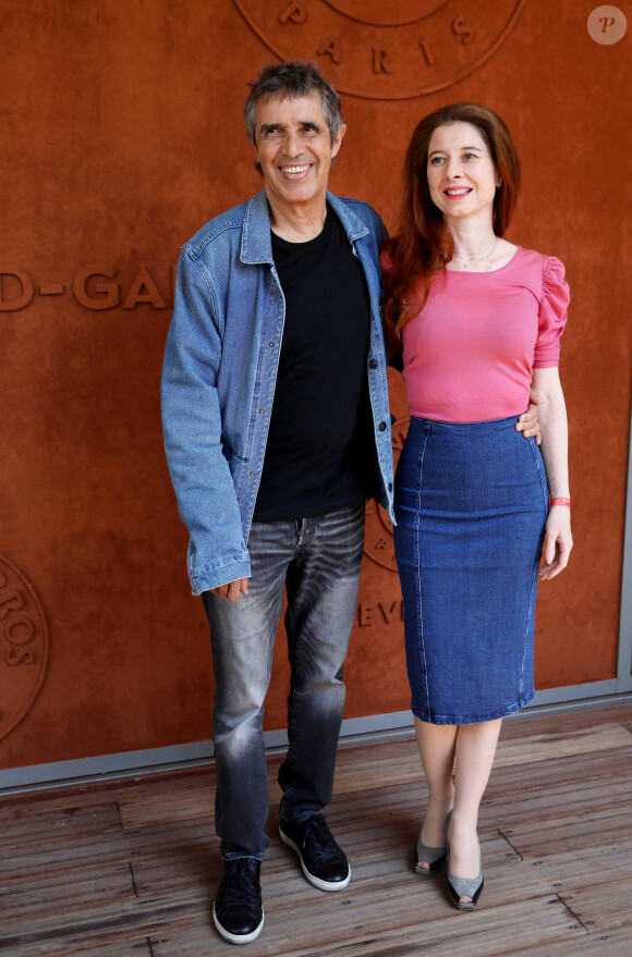 Julien Clerc avec sa femme Hélène Grémillon au village (jour 14) lors des Internationaux de France de Tennis de Roland Garros 2022 à Paris, France, le 4 juin 2022. © Dominique Jacovides/Bestimage 