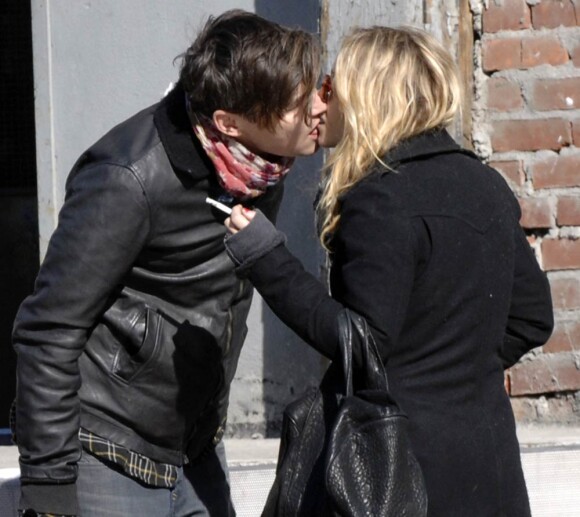 Mary-Kate Olsen et son boyfriend Nate Lowman au temps de l'amour. Un baiser volé en février 2009