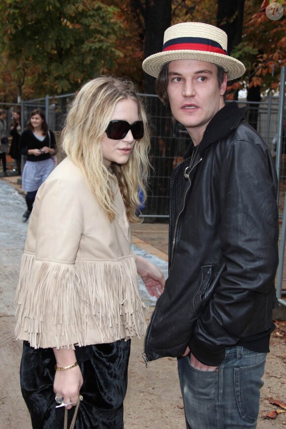 Mary-Kate Olsen et son boyfriend Nate Lowman au temps de l'amour en 2010 aux Tuileries à Paris