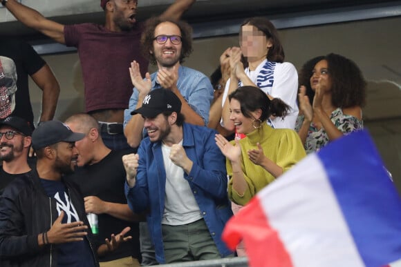 Et s'il est déjà apparu publiquement sans casque, notamment dans les tribunes du Stade de France pour assister à un match des Bleus, cela reste un événement très rare. 
Sylvain Wiltord, Thomas Bangalter (groupe Daft Punk), son fils Tara-Jay, François Civil, Joséphine Japy et Alicia Aylies (Miss France 2017) dans les tribunes lors de la Ligue des nations opposant la France aux Pays-Bas, au Stade de France, à Saint-Denis, Seine Saint-Denis, France, le 9 septembre 2018. La France a gagné 2-1. © Cyril Moreau/Bestimage 