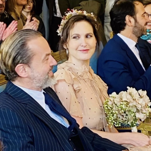 Deux adorables enfants qui ont dû se réjouir pour leurs parents le 11 mars dernier, puisqu'ils se sont dits "oui" lors d'une magnifique cérémonie organisée à la mairie VIème arrondissement de Paris. 
Mariage de Justine Levy et Patrick Mille : Bisous passionnés, fous rires et larmes du marié