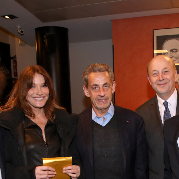 Exclusif - Alain Souchon, Carla Bruni Sarkozy (Marraine du Gala), Nicolas Sarkozy, Docteur Olivier de Ladoucette, Professeur Bruno Dubois et Véronique de Villèle - Backstage du 16ème Gala de la Fondation " Recherche Alzheimer " à l'Olympia à Paris. Le 20 mars 2023 © Bertrand Rindoff Petroff / Bestimage 