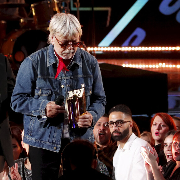 En manque de ses deux femmes, l'artiste aura alors l'idée d'une petite chanson.
Renaud (qui a reçu un NRJ Music Award d'honneur pour l'ensemble de sa carrière) sur scène lors de la 24ème cérémonie des "NRJ Music Awards (NMA)" au Palais des Festivals à Cannes, le 18 novembre 2022. © Dylan Meiffret/Nice-Matin/Bestimage