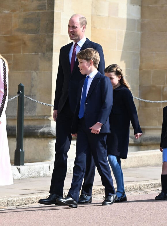 La cadette, 7 ans, a hérité de la beauté extraordinaire de sa maman.
Le prince William, le prince George de Galles, la princesse Charlotte de Galles - La famille royale arrive à la chapelle Saint-Georges pour la messe de Pâques au château de Windsor, le 9 avril 2023.