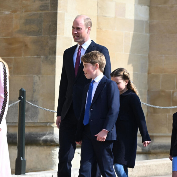 La cadette, 7 ans, a hérité de la beauté extraordinaire de sa maman.
Le prince William, le prince George de Galles, la princesse Charlotte de Galles - La famille royale arrive à la chapelle Saint-Georges pour la messe de Pâques au château de Windsor, le 9 avril 2023.