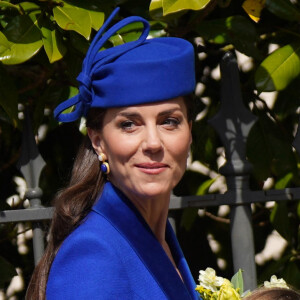Arrivée en manteau long, un ruban dans les cheveux, elle a finalement dévoilé une jolie robe fleurie assortie à celle de sa mère.
Kate Middleton, la princesse Charlotte - La famille royale arrive à la chapelle Saint-Georges pour la messe de Pâques au château de Windsor, le 9 avril 2023.