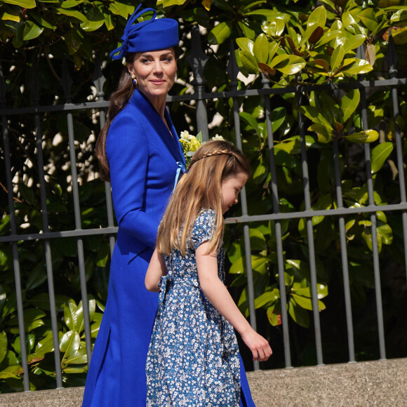 Arrivée en manteau long, un ruban dans les cheveux, elle a finalement dévoilé une jolie robe fleurie assortie à celle de sa mère.
Kate Middleton, la princesse Charlotte - La famille royale arrive à la chapelle Saint-Georges pour la messe de Pâques au château de Windsor, le 9 avril 2023.