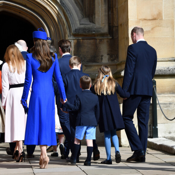 Le prince William et Kate Middleton, le prince George de Galles, la princesse Charlotte de Galles, le prince Louis de Galles - La famille royale arrive à la chapelle Saint-Georges pour la messe de Pâques au château de Windsor, le 9 avril 2023.