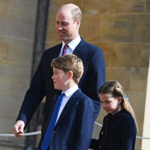 Le prince William, le prince George de Galles, la princesse Charlotte de Galles - La famille royale arrive à la chapelle Saint-Georges pour la messe de Pâques au château de Windsor, le 9 avril 2023.