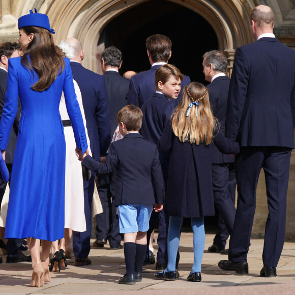Kate Middleton, le prince William, le prince George de Galles, la princesse Charlotte de Galles, le prince Louis de Galles - La famille royale arrive à la chapelle Saint-Georges pour la messe de Pâques au château de Windsor, le 9 avril 2023.