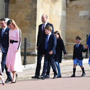 Zara Tindall, sa fille Lena, la princesse Beatrice d'York et son mari Edoardo Mapelli Mozzi, le prince William, le prince George de Galles, la princesse Charlotte de Galles, Le prince Louis de Galles, Kate Middleton - La famille royale arrive à la chapelle Saint-Georges pour la messe de Pâques au château de Windsor, le 9 avril 2023.