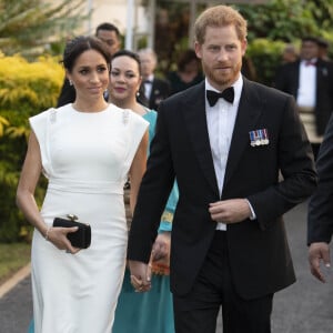 L'échange n'aurait eu lieu qu'entre la reine Elizabeth II, le prince Harry, le prince William et le prince Charles.
Le prince Harry, duc de Sussex, et Meghan Markle, duchesse de Sussex (enceinte) assistent officiellement à un accueil à la Maison consulaire de Tonga le premier jour de leur visite dans le pays, le 25 octobre 2018. 