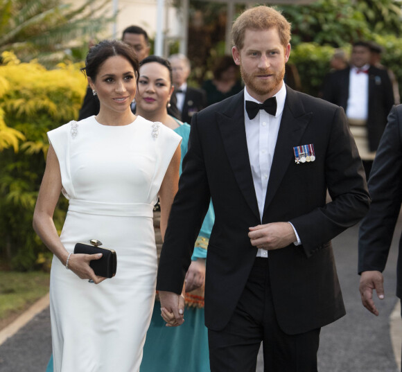 L'échange n'aurait eu lieu qu'entre la reine Elizabeth II, le prince Harry, le prince William et le prince Charles.
Le prince Harry, duc de Sussex, et Meghan Markle, duchesse de Sussex (enceinte) assistent officiellement à un accueil à la Maison consulaire de Tonga le premier jour de leur visite dans le pays, le 25 octobre 2018. 